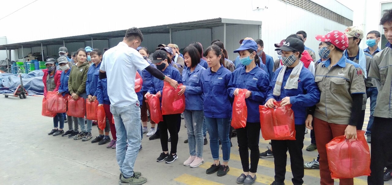 tặng món quà nhỏ cho công nhân viên